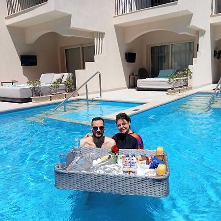 The V Luxury Resort Sahl Hasheesh Hurghada Eksteriør bilde Floating pool service at a resort