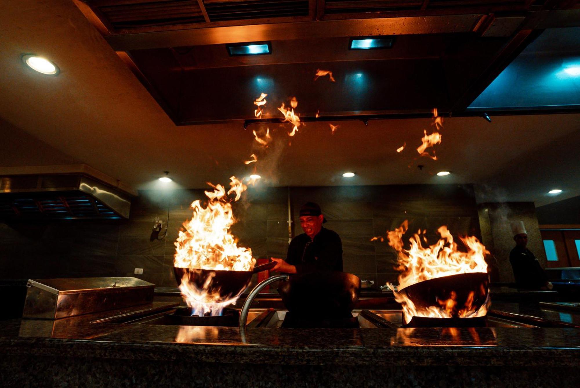 The V Luxury Resort Sahl Hasheesh Hurghada Eksteriør bilde A chef cooking with a wok