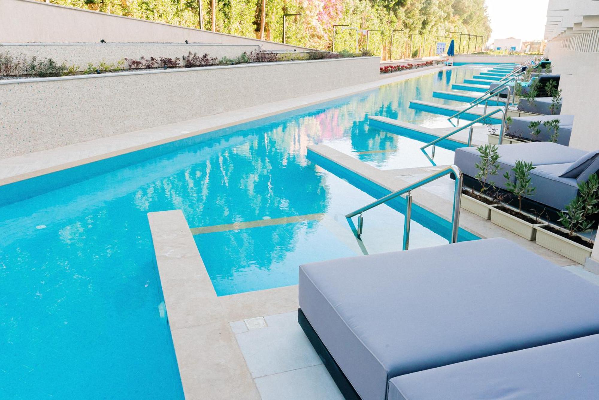 The V Luxury Resort Sahl Hasheesh Hurghada Eksteriør bilde The pool at the 1011 Museum Building