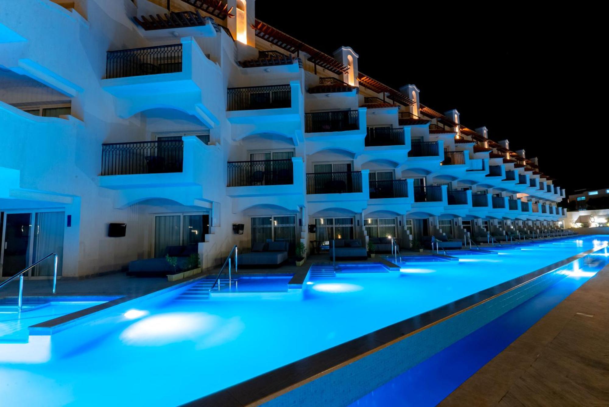 The V Luxury Resort Sahl Hasheesh Hurghada Eksteriør bilde The swimming pool at the hotel