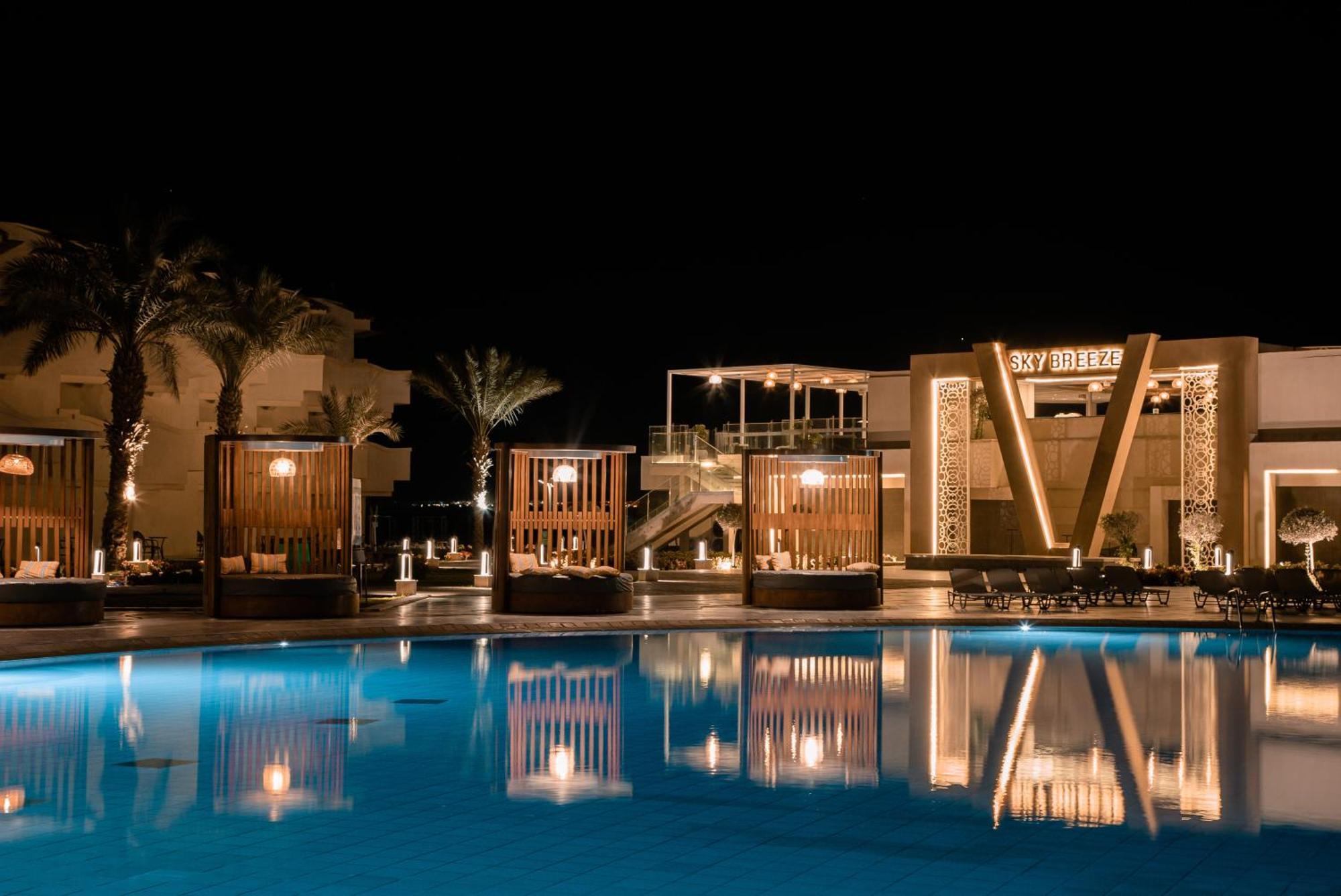 The V Luxury Resort Sahl Hasheesh Hurghada Eksteriør bilde The resort at night