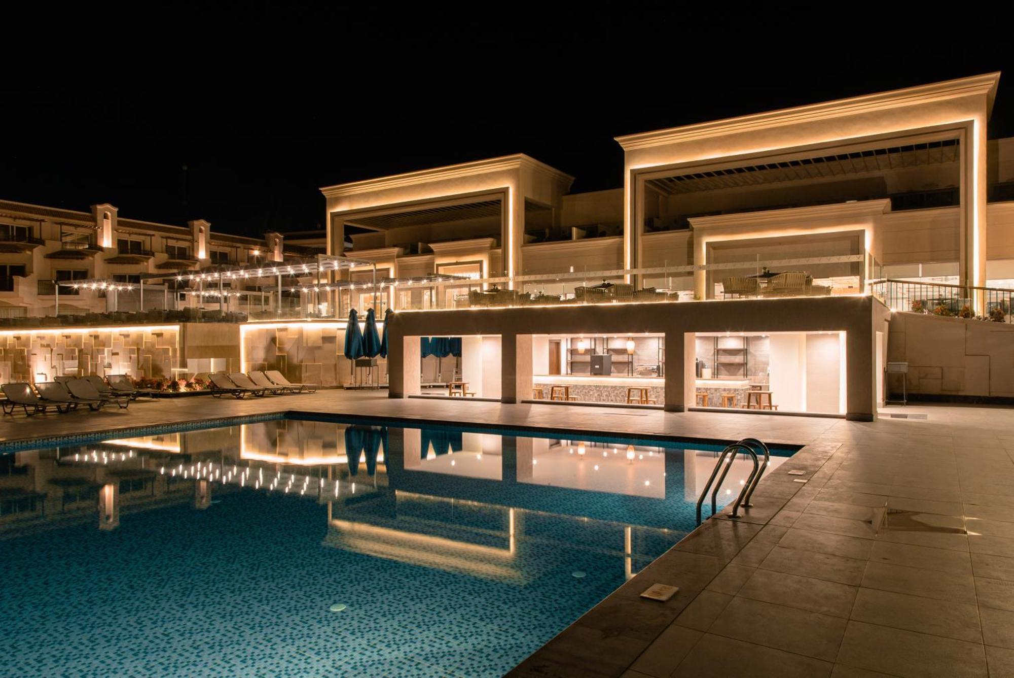 The V Luxury Resort Sahl Hasheesh Hurghada Eksteriør bilde The resort at night