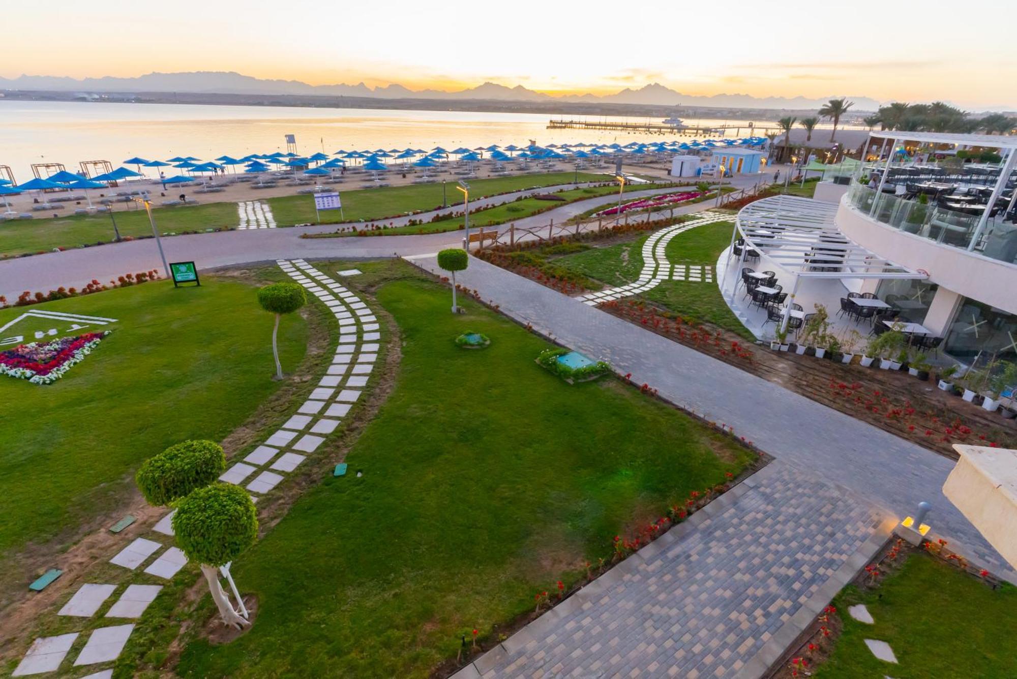 The V Luxury Resort Sahl Hasheesh Hurghada Eksteriør bilde The resort's beach