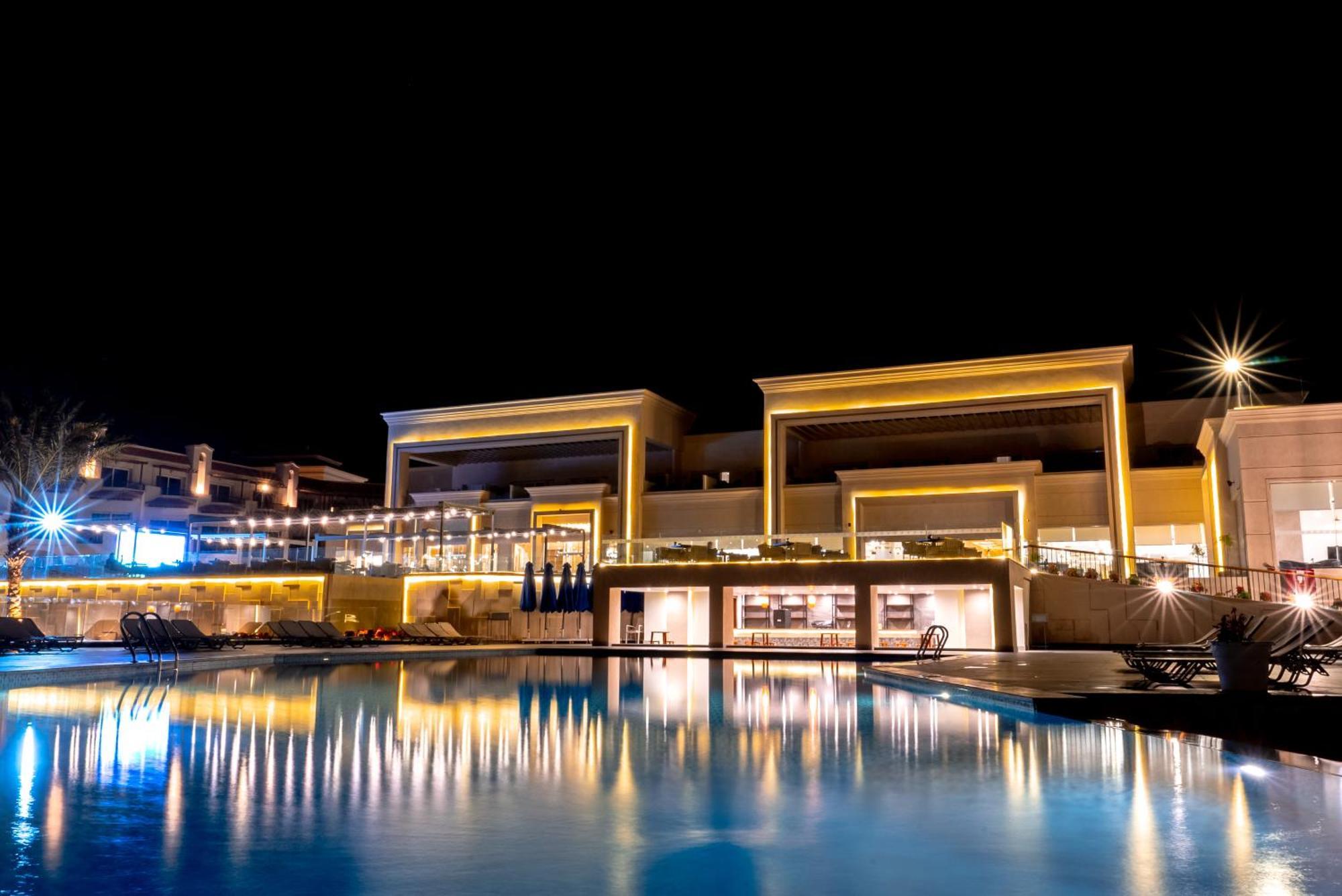 The V Luxury Resort Sahl Hasheesh Hurghada Eksteriør bilde The resort at night