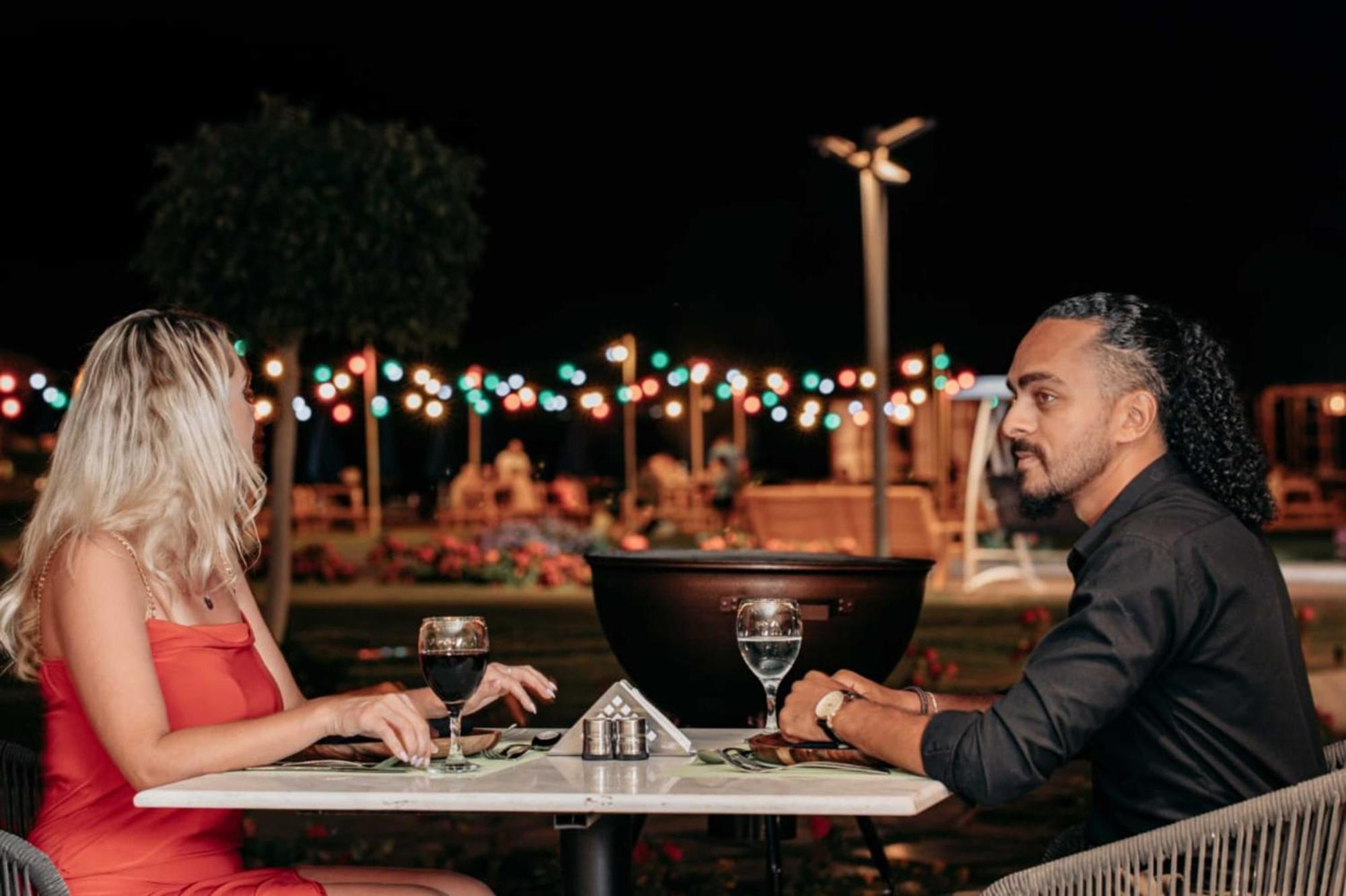 The V Luxury Resort Sahl Hasheesh Hurghada Eksteriør bilde A couple dining at a restaurant