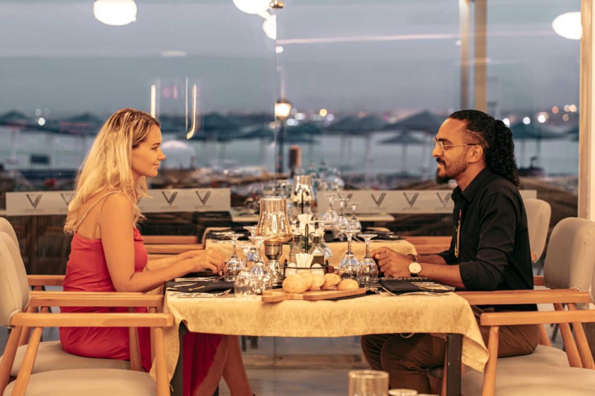 The V Luxury Resort Sahl Hasheesh Hurghada Eksteriør bilde A couple dining at the restaurant
