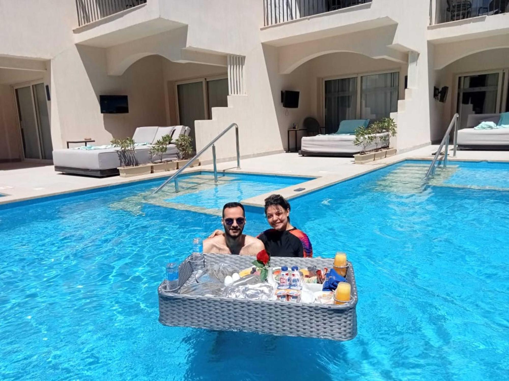 The V Luxury Resort Sahl Hasheesh Hurghada Eksteriør bilde Floating pool service at a resort